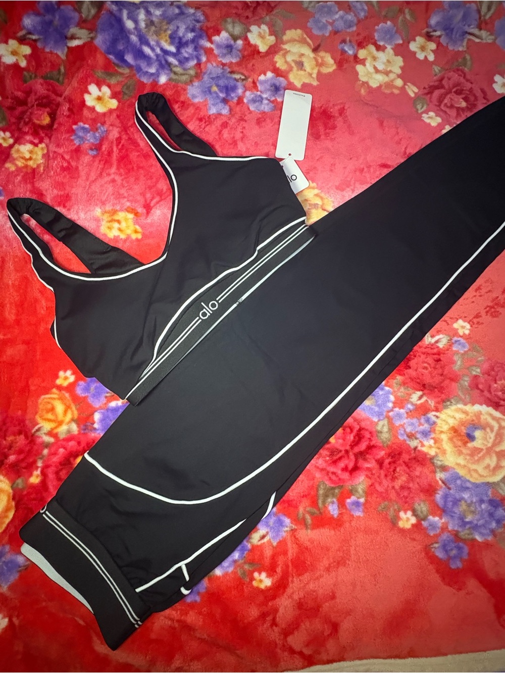 ALO Yoga Black Sports Bra with White Contrast Piping - Picture 2 of 2